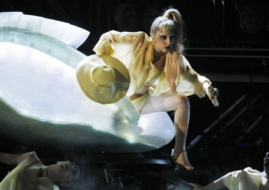 http://www.sabetudo.net/wp-content/uploads/2011/02/cantora_lady_gaga_grammy_2011.jpg