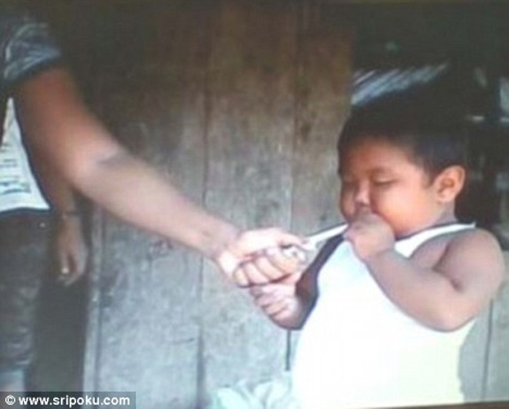 Na indonésia um Menino de Dois anos é Fumante