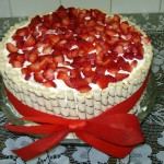 Receita Bolo com Yogurte de Morango e Tubetes de Waffer – Como Fazer, Ingredientes Receita Bolo com Yogurte de Morango e Tubetes de Waffer – Como Fazer, Ingredientes