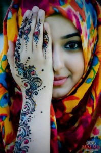 hijab_colorido_e_tatuagem_de_henna