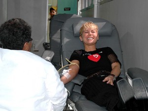xuxa-fazend-doação-de-sangue