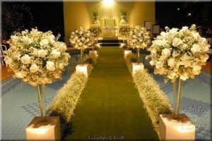 ideias-religioso-igreja-ambientes-flores-arranjos-folhas-designer-Cores-para-Decoração-de-Casamento-em-2012-moderno-luzes-dourado