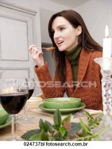 mulher tomando sopa