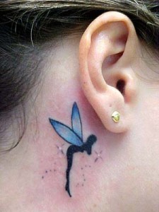 Tatuagem-de-fada-atras-da-orelha